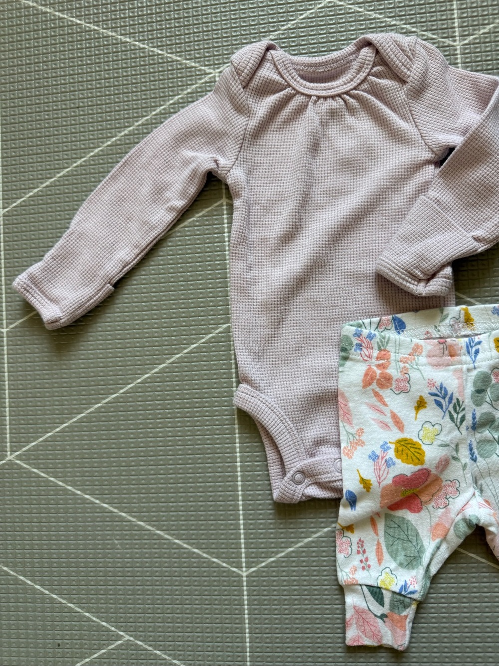 Carters|Baby girl matching set,Two-Piece lilac Waffle Bodysuit & Floral Pants•NB